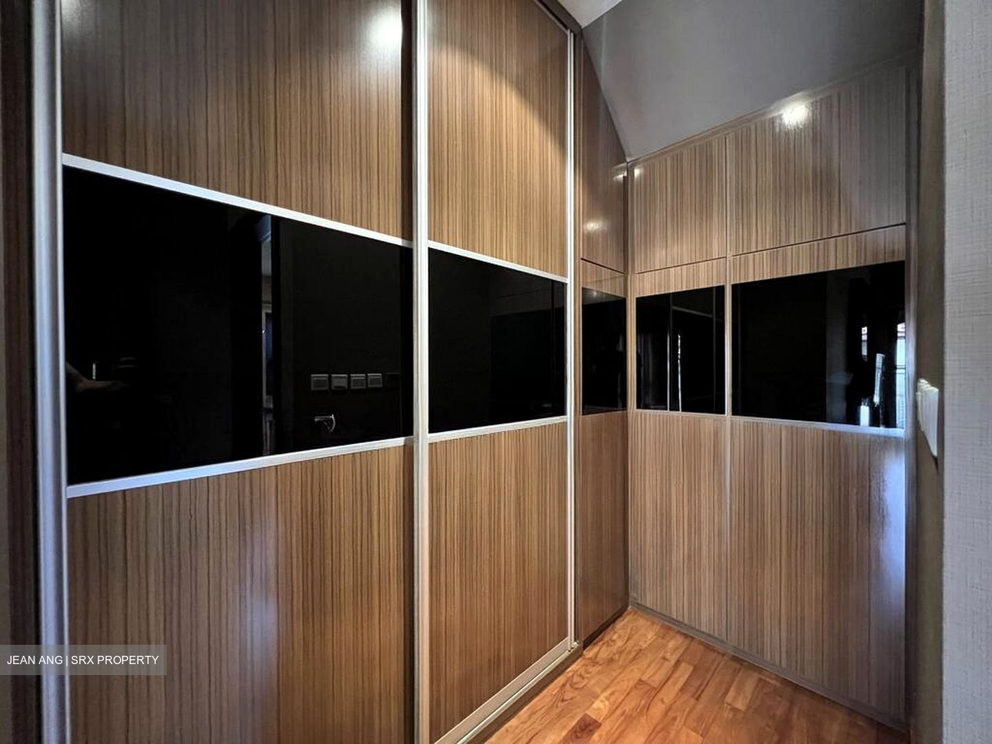 Holland Link (D10), Terrace #498939111